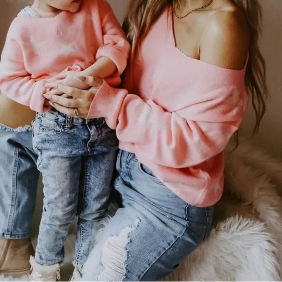 Pink Star wide V sweater. Light weight - Picture 3 of 3